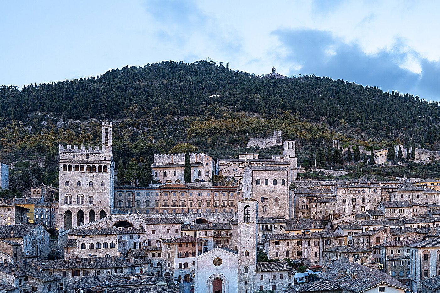 Gubbio: het middeleeuwse centrum met de Palazzo dei Consoli tegen de Monte Ingino